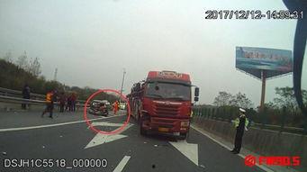 国产卡车高速上碰撞视频,行车安全警钟长鸣
